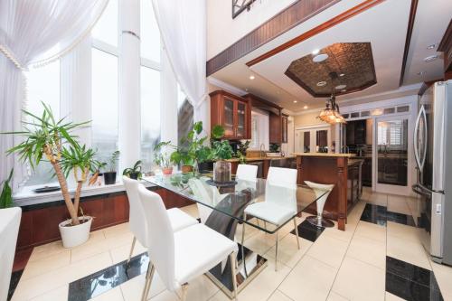 Deluxe Double Room with Shared Washroom in Family Villa in Vancouver, Canada