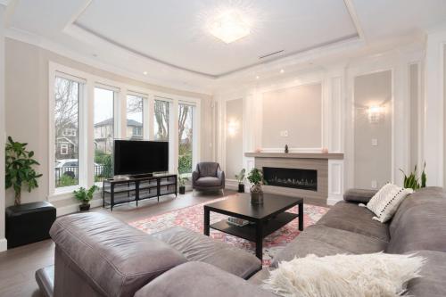 Deluxe Room with Private Washroom in Modern Home in Vancouver, Canada
