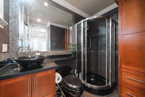 Deluxe Double Room with Private Washroom in Family Villa in Vancouver, Canada