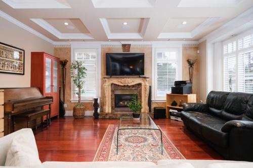 Deluxe Double Room with Private Washroom in Family Villa in Vancouver, Canada