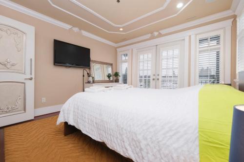 Deluxe Double Room with Private Washroom in Family Villa in Vancouver, Canada