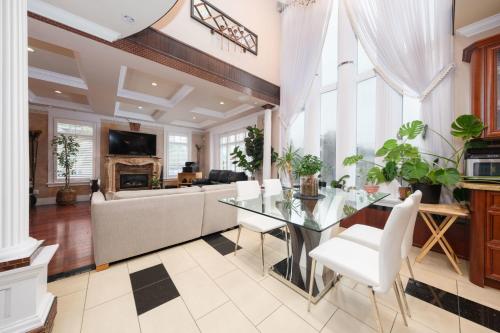 Deluxe Double Room with Private Washroom in Family Villa in Vancouver, Canada