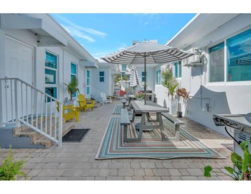 Sun kissed Charm Beachside Hollywood Studio in Hollywood, USA