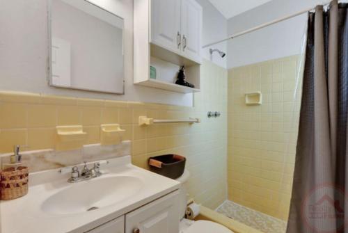Studio Oasis near Hollywood Boardwalk in Hollywood, USA