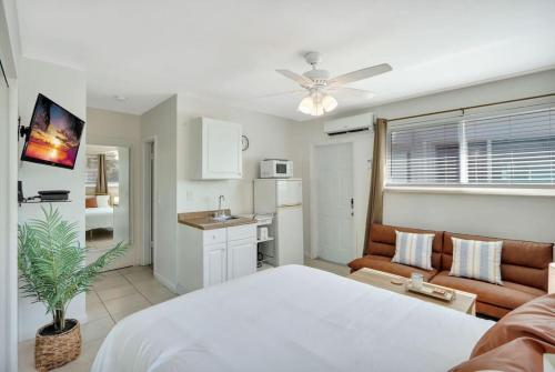 Sandscape Haven Hollywood Beach Studio w Parking in Hollywood, USA