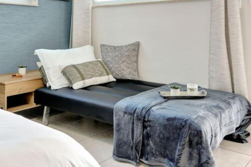 Coastal Comfort Hollywood Studio Retreat in Hollywood, USA