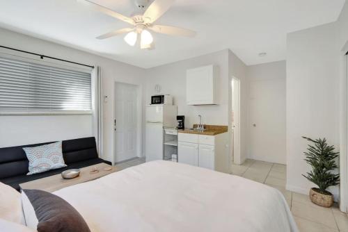 Coastal Comfort Hollywood Studio Retreat in Hollywood, USA