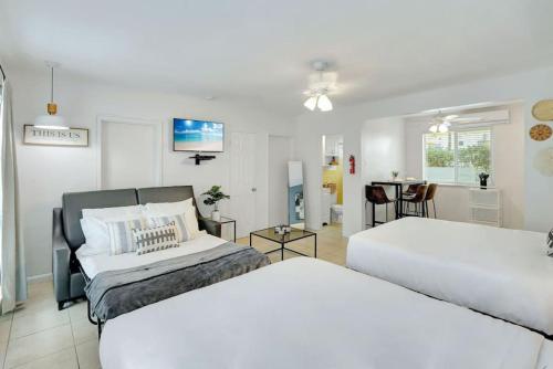 Coastal Retreat ONLY 1 block from the beach in Hollywood, USA