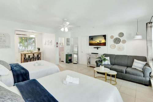Hollywood Beach Escapade Studio with Free Parking in Hollywood, USA