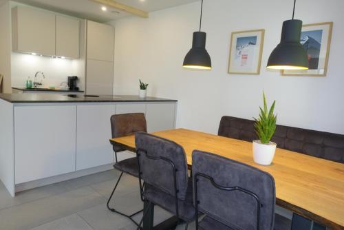 ห้องครัว, Waldblick - modern wohnen - direkt am Wald - zentrale Lage - Ruhe genießen - Parkplätze (Waldblick - Neubau - Self-Check-In - kein Verkehr - am Wald - Parkplatze vor Tur - apartment or doub) in รัม