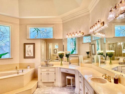 Stunning Country Mansion Estate in SW Fort Worth in Benbrook (TX)