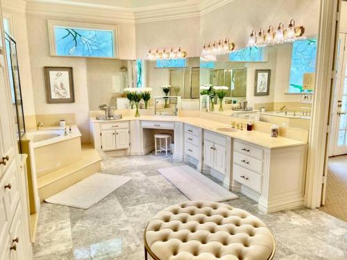 Stunning Country Mansion Estate in SW Fort Worth in Benbrook (TX)