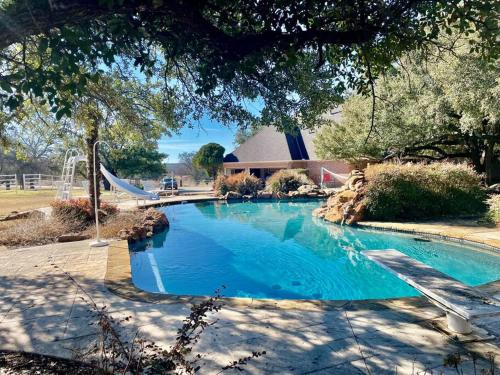 Stunning Country Mansion Estate in SW Fort Worth in Benbrook (TX)