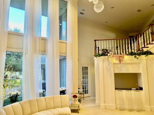 Stunning Country Mansion Estate in SW Fort Worth in Benbrook (TX)