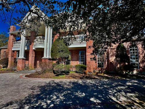Stunning Country Mansion Estate in SW Fort Worth in Benbrook (TX)