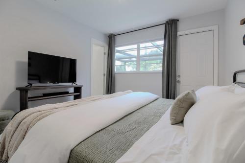 3bd Cabin-Themed - Pool - HardRock & Beach Nearby in Hollywood, USA