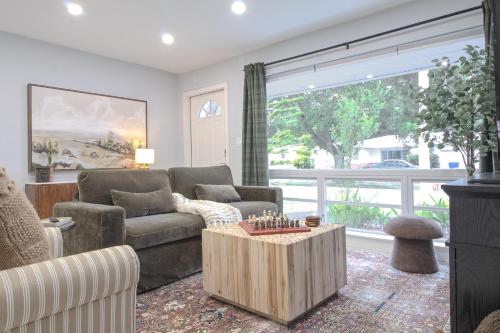 3bd Cabin-Themed - Pool - HardRock & Beach Nearby in Hollywood, USA
