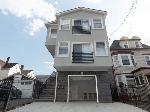 4 New Apts - 3 Bed Apt 1st Floor & 3 Bed Apt 2nd Floor - 1 Bed Studio Apt Ground Floor & 1 Bed Studio Apt Ground Floor near Penn Station EWR Airport Beth Israel Hospital NYC