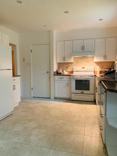 Winter Warm Up Deal- 20 Mins to Langley, Downtown, Airport in Guildford, Canada