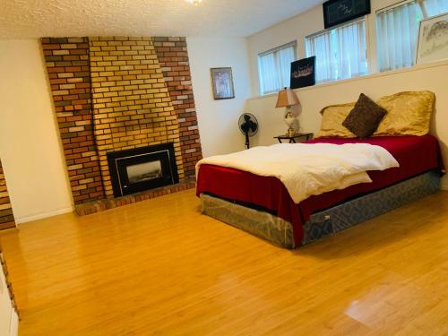 Romantic Stay at Perfect Location- 30 mins To Airport, Langley, Downtown in Guildford, Canada