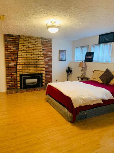 Romantic Stay at Perfect Location- 30 mins To Airport, Langley, Downtown in Guildford, Canada