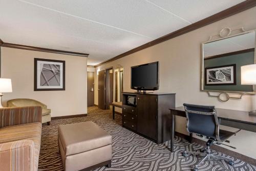 King Suite - Non-Smoking