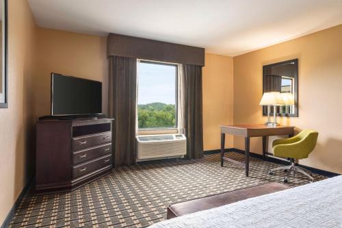 Hampton Inn & Suites Pine Bluff - image 12