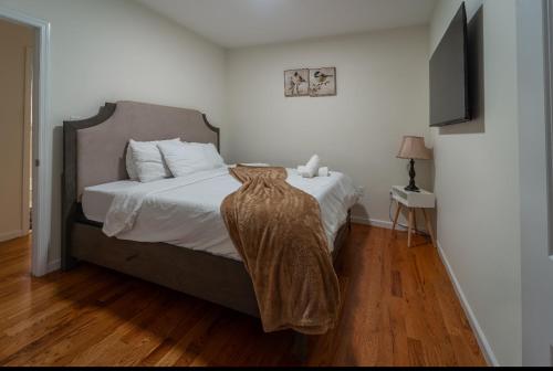 Deluxe 2 bedroom EWR airport home in Elizabeth, USA
