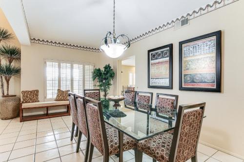 Palm Desert Townhome with Country Club Access! in Palm Desert, USA