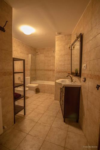 Bathroom, Apartamentos Turisticos Rio Gallego in Ayerbe