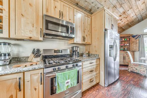 Sic em Bears Mtn Cabin with Hot Tub and Deck! - image 2
