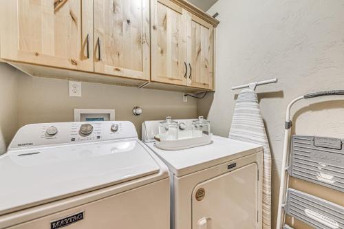 Sic em Bears Mtn Cabin with Hot Tub and Deck! - image 10
