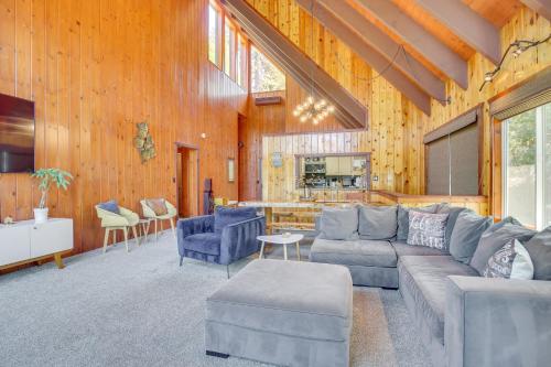 Cabin with Game Room and 2 Decks in Lake Arrowhead! in Lake Arrowhead, USA