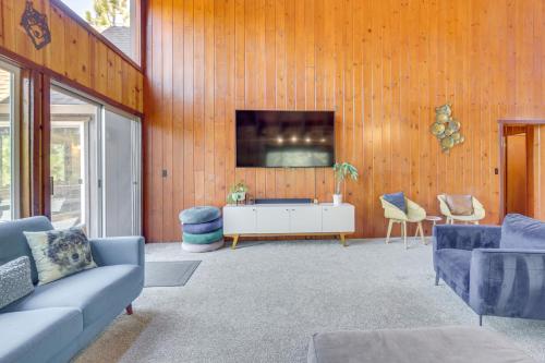 Cabin with Game Room and 2 Decks in Lake Arrowhead! in Lake Arrowhead, USA