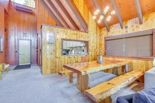 Cabin with Game Room and 2 Decks in Lake Arrowhead! in Lake Arrowhead, USA