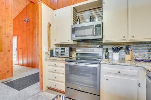 Cabin with Game Room and 2 Decks in Lake Arrowhead! in Lake Arrowhead, USA