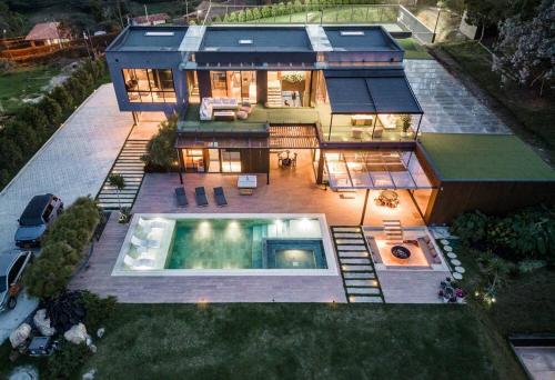 Luxurious Farm House