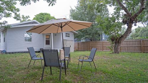 Charming Ybor City Getaway I Spacious backyard in Tampa, USA