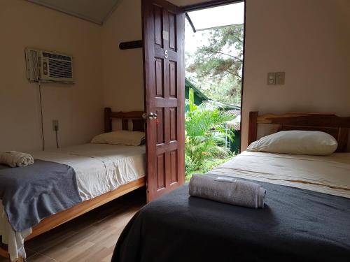 2 twin beds