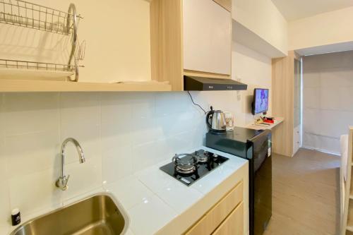 Warm and Homey Studio Tokyo Riverside PIK 2 Apartment By Travelio - Kec. Kosambi