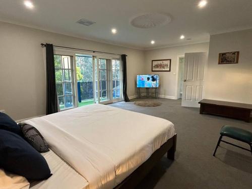 Luxury House 5 bedrooms in Windsor