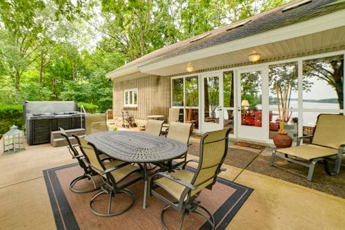 Kentucky Lake Home with Hot Tub and Boat Dock in Aurora, USA