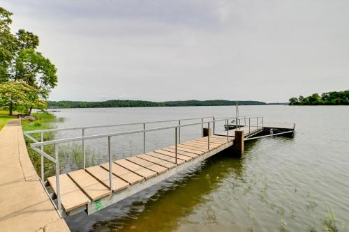 Kentucky Lake Home with Hot Tub and Boat Dock in Aurora, USA