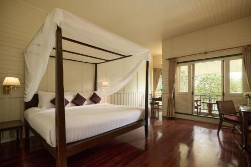 1 queen bed, 2 twin beds