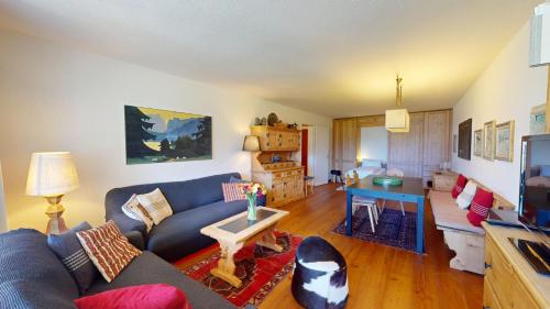 Apartment with Mountain View