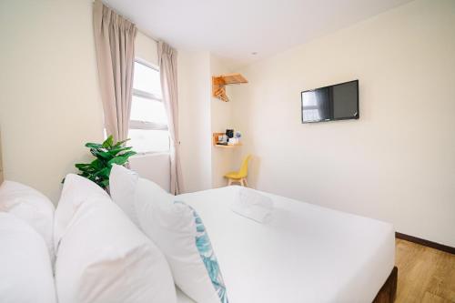 Deluxe Queen Room image 5