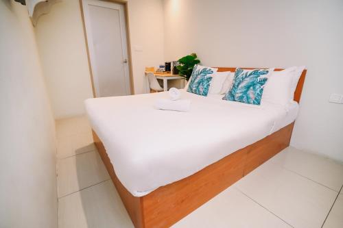 Swiss Cottage Hotel Room Type - Standard Queen Room