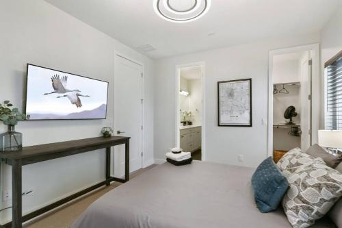 Bright 2BD 2BA Home 15 Mins to Downtown, Larimer