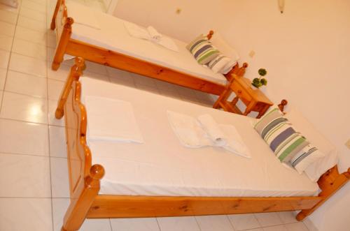 2 twin beds