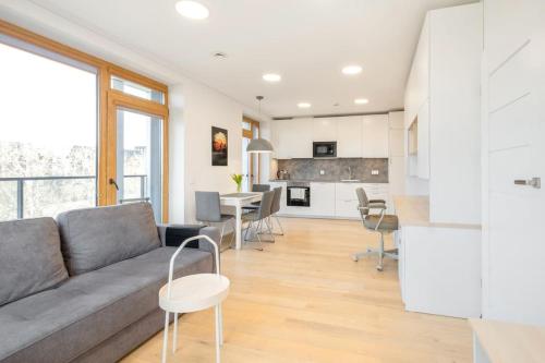 Apartment with balcony and castle view by URBAN RENT, Vilnius